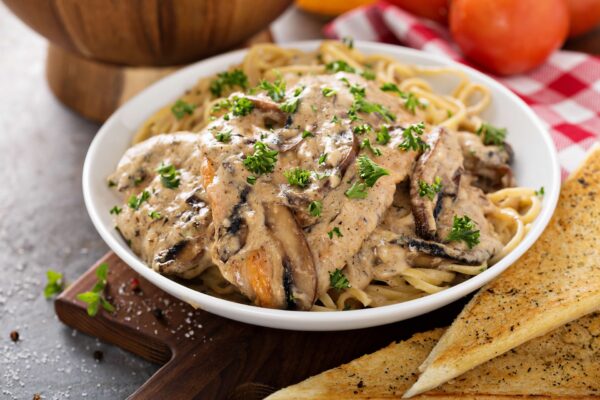 Chicken marsala with mashrooms and linguine pasta