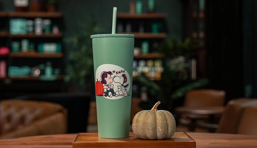 Green stainless steel cup with Lucy and Snoopy from Peanuts and a pumpkin
