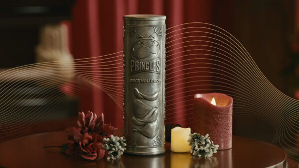Pringles can-shaped urn
